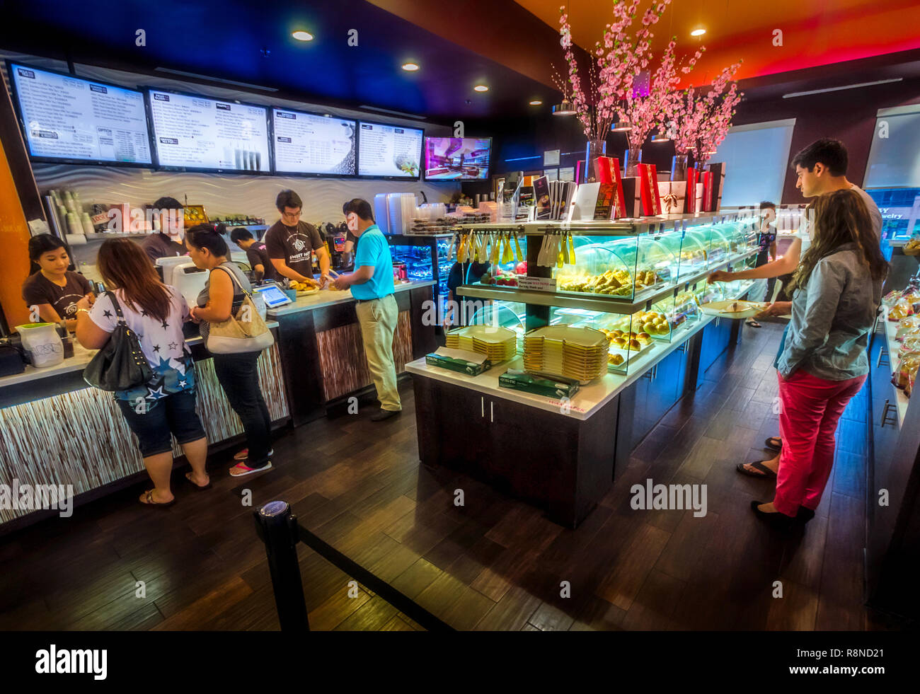 Kunden, ihre Bestellungen und die Auswahl aus den Vitrinen im Sweet Hütte Bäckerei und Cafe, 29. Mai 2014, in Atlanta, Georgia. Süße Hütte, Stockfoto