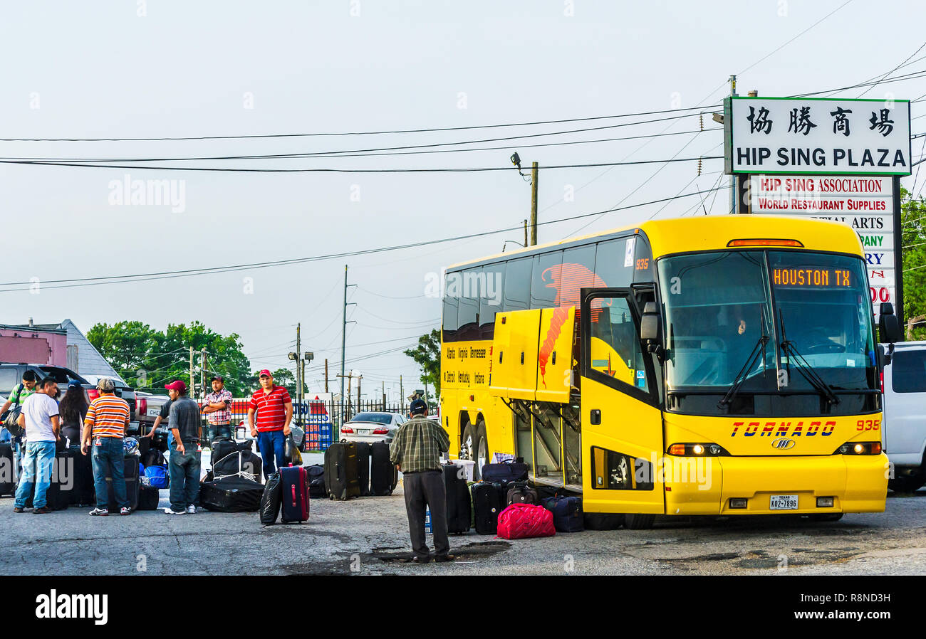 Die Menschen warten Board ein Tornado charter Bus nach Houston, Texas, 7. Juni 2014 leitete, in der Hüfte singen Plaza in Atlanta, Georgia. Stockfoto