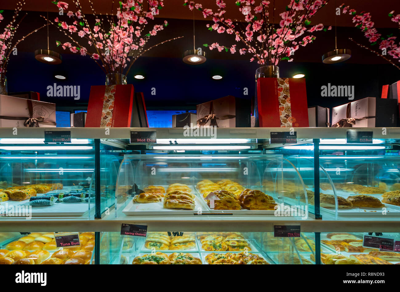 Eine Vielzahl von süßen Leckereien die Vitrinen Füllen bei Sweet Hütte Bäckerei und Cafe, 29. Mai 2014, in Atlanta, Georgia. Stockfoto