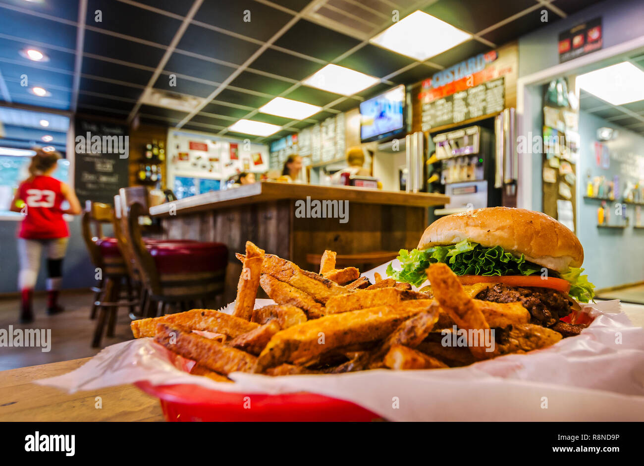 Das Dorf Burger, im Village Burger Restaurant in Dunwoody, Georgien, verfügt über zwei rindfleischpastetchen, Käse, Salat, Tomaten, und das Dorf Sauce. Stockfoto