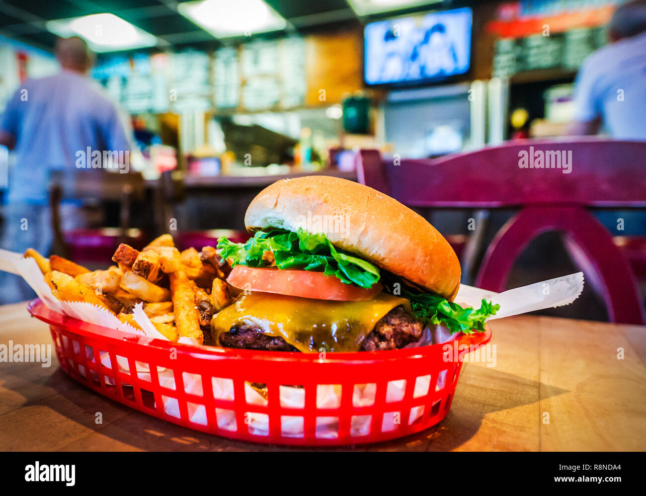 Das Dorf Burger, im Village Burger Restaurant in Dunwoody, Georgien, verfügt über zwei rindfleischpastetchen, Käse, Salat, Tomaten, und das Dorf Sauce. Stockfoto