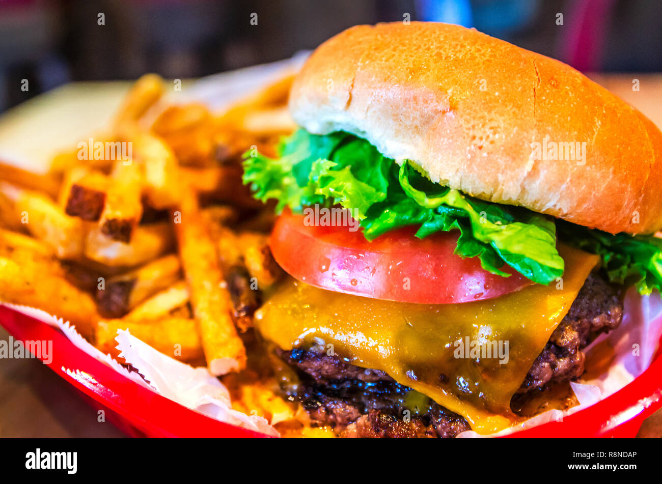 Das Dorf Burger, im Village Burger Restaurant in Dunwoody, Georgien, verfügt über zwei rindfleischpastetchen, Käse, Salat, Tomaten, und das Dorf Sauce. Stockfoto