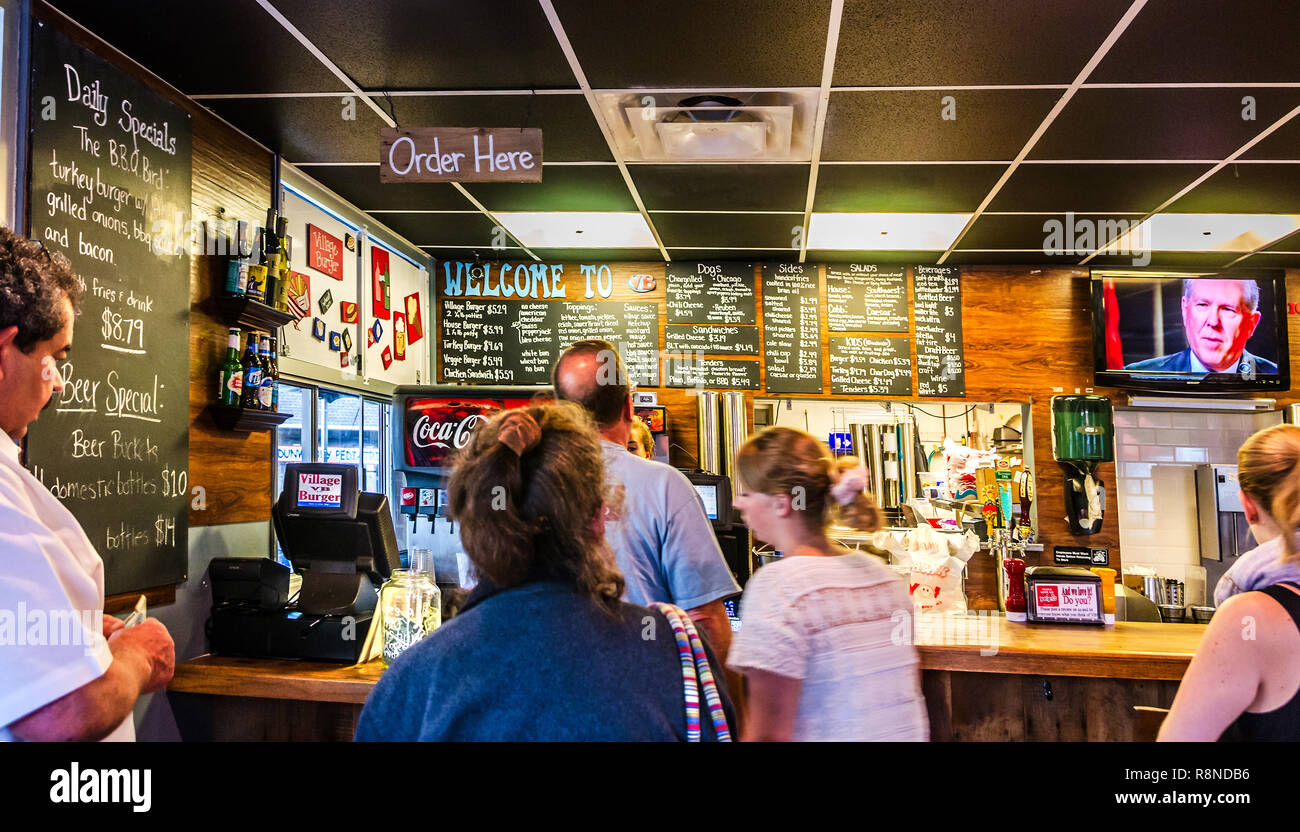 Gönner richten Sie ihre Bestellungen im Village Burger, Juni 1, 2014, in Dunwoody, Georgien zu platzieren. Das familiengeführte Restaurant im Jahr 2010 gegründet wurde. Stockfoto