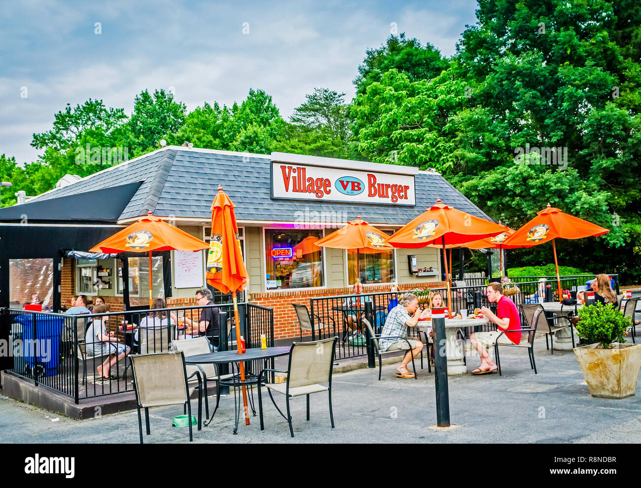 Gönner Essen im Village Burger, Juni 1, 2014, in Dunwoody, Georgia. Das familiengeführte Restaurant im Jahr 2010 gegründet wurde. Stockfoto