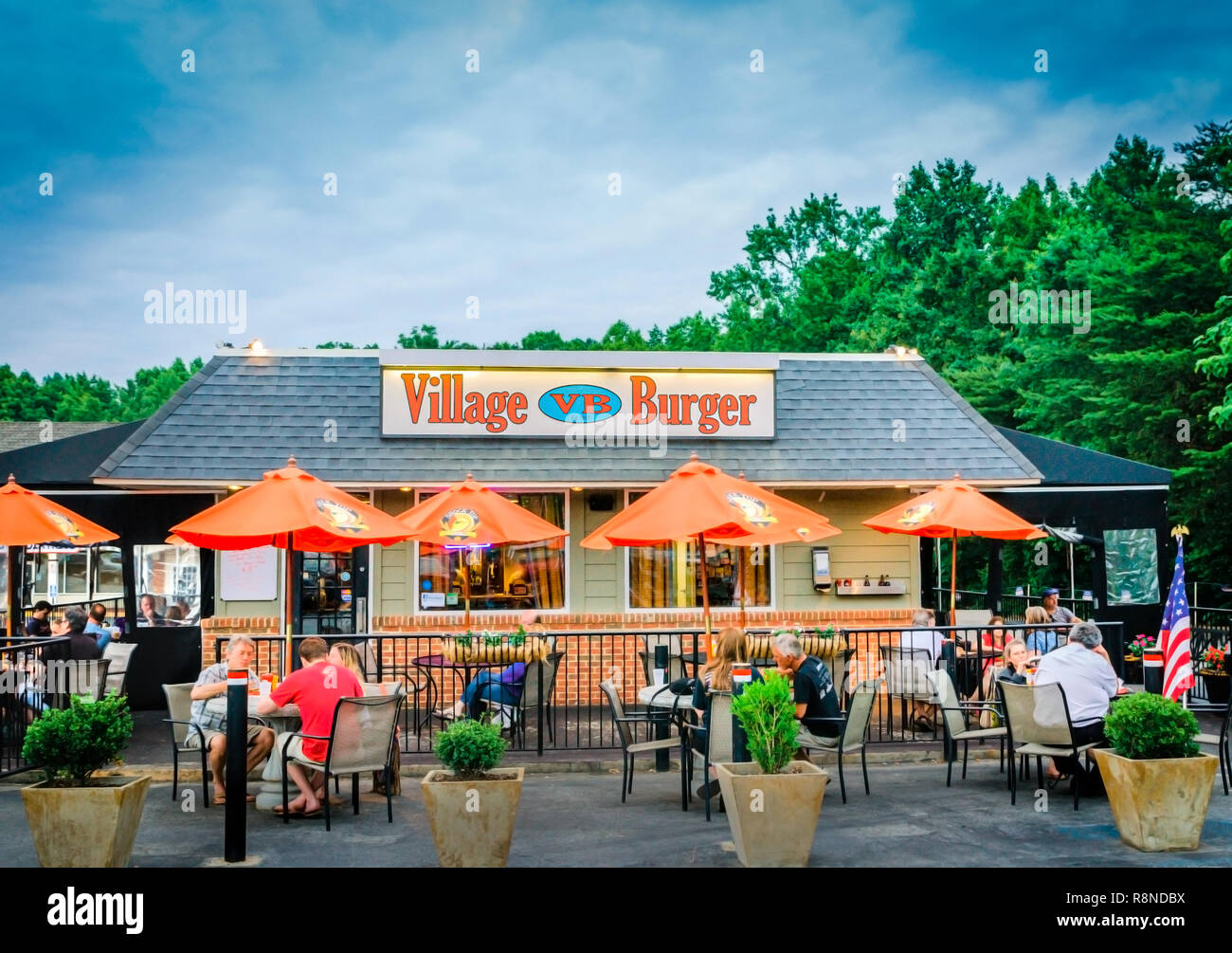 Gönner Essen im Village Burger, Juni 1, 2014, in Dunwoody, Georgia. Das familiengeführte Restaurant im Jahr 2010 gegründet wurde. Stockfoto