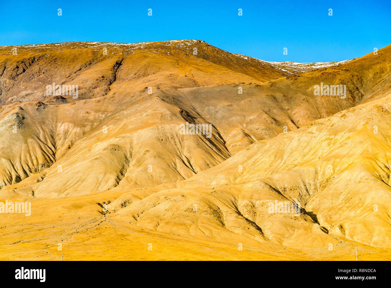 Blick auf den hohen Berg gegen den blauen Himmel in der westlichen Mongolei Stockfoto