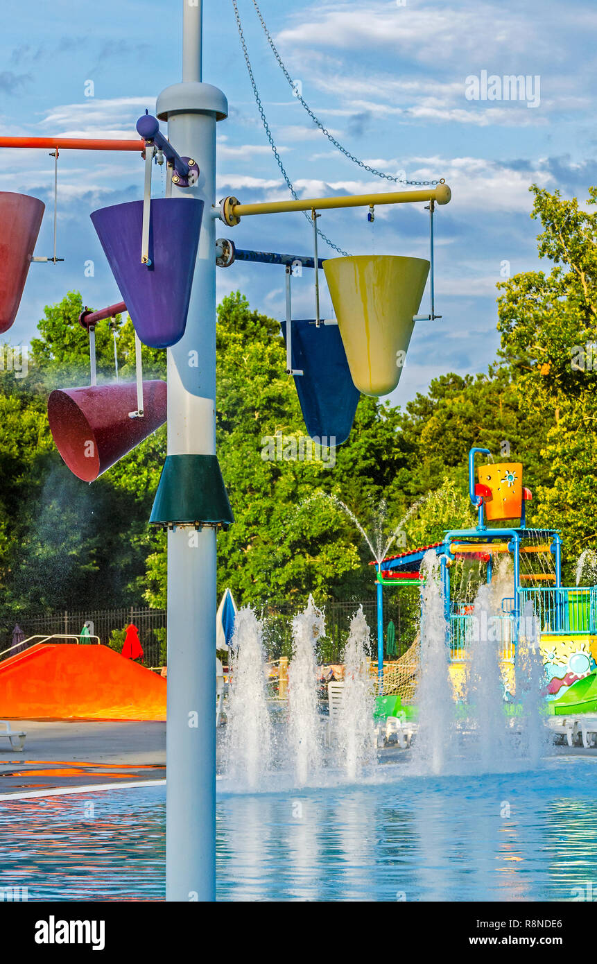 Ein Wasserspiel wird dargestellt, nach Stunden in Browns Mill Family Aquatic Center, Juli 9, 2014, in Lithonia, Georgia. Stockfoto