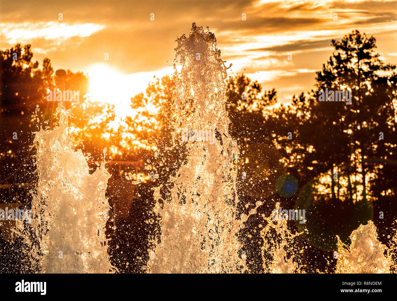 Die Sonne geht hinter Wasserbrunnen in Browns Mill Family Aquatic Center, Juli 9, 2014, in Lithonia, Georgia. Stockfoto