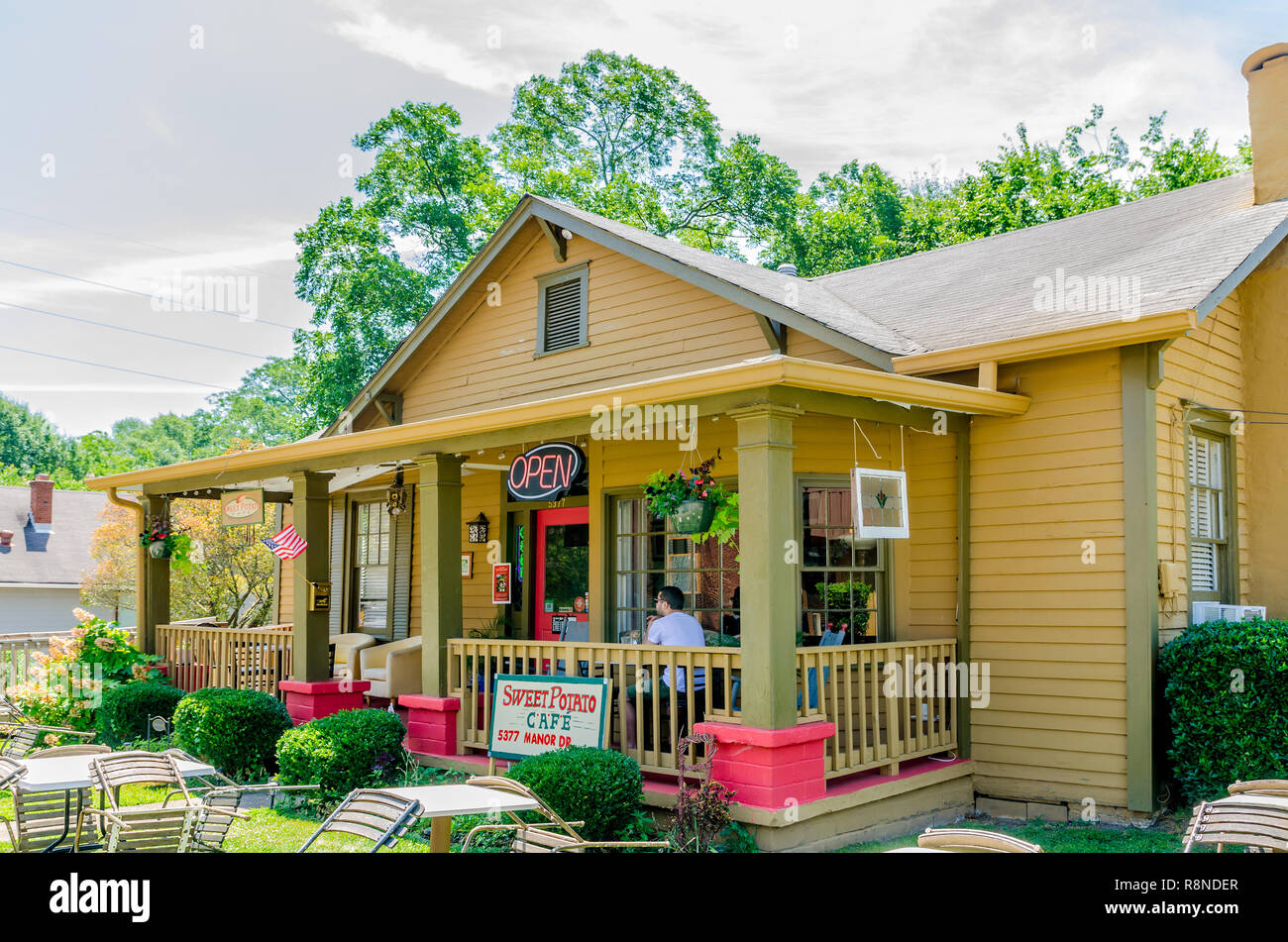 Gäste können drinnen oder draußen auf der Süßkartoffel Cafe in Stone Mountain, Georgia essen. Das familiengeführte Restaurant folgt dem Farm-to-table-Konzept. Stockfoto
