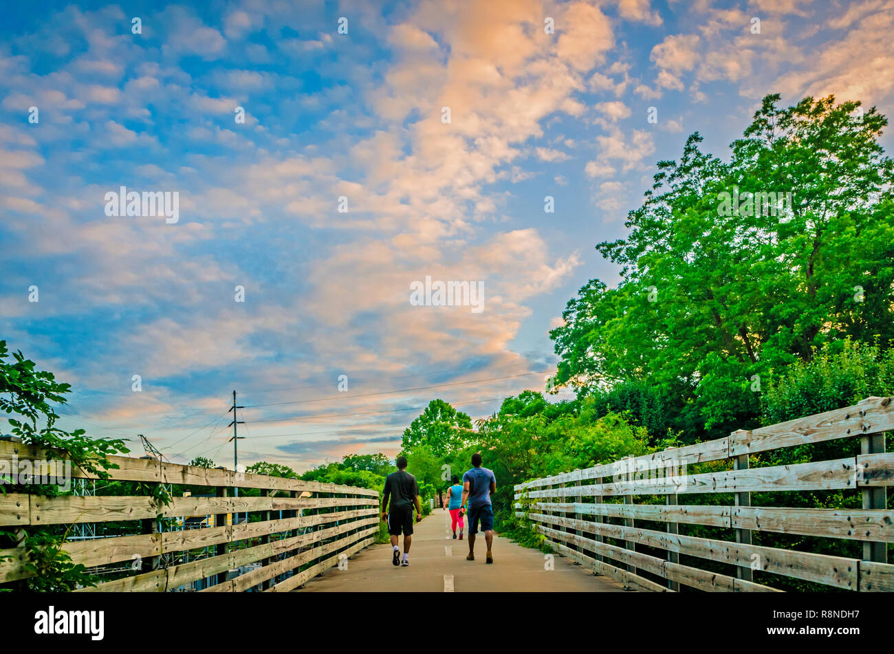 Wanderer überqueren Sie eine Brücke entlang der Stone Mountain Village walking trail, 2. Juni 2014, in Stone Mountain, Georgia. Stockfoto