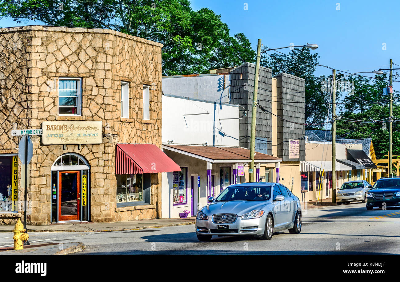 Autos passieren Baron's Restaurationen in der Innenstadt von Stone Mountain Village, 5. Juli 2014, in Stone Mountain, Georgia. Das Dorf stammt aus dem Jahre 1839. Stockfoto