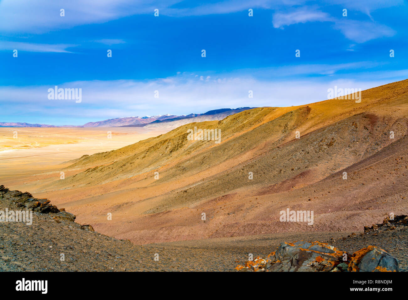 Schöne Landschaft von Ulgii in der Mongolei mit dem hohen Berg und den sandigen Senke in den sonnigen Tag Stockfoto