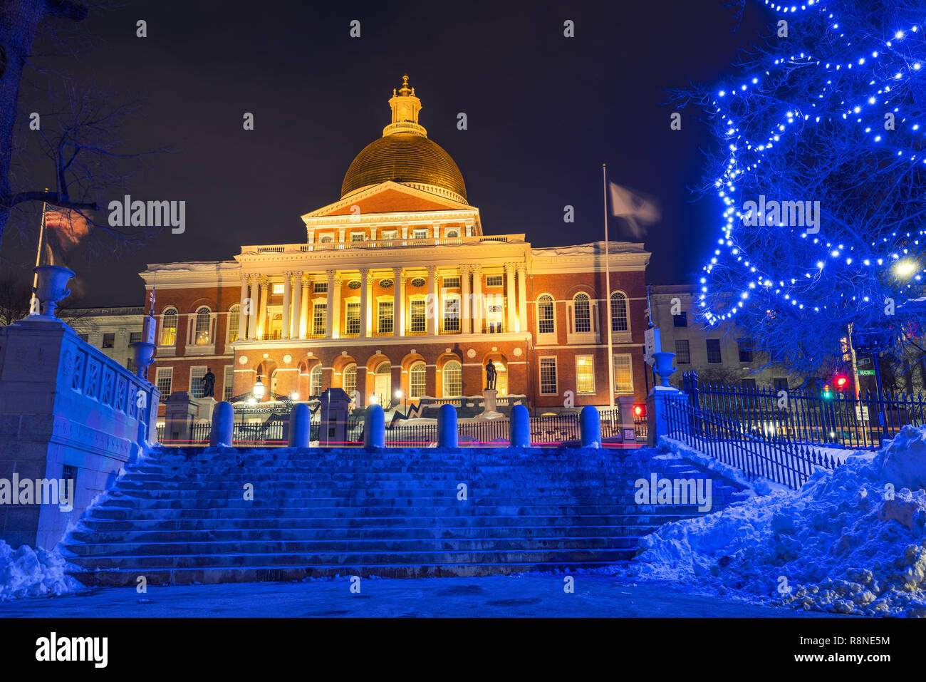 Boston State House bei Nacht beleuchtet Stockfoto