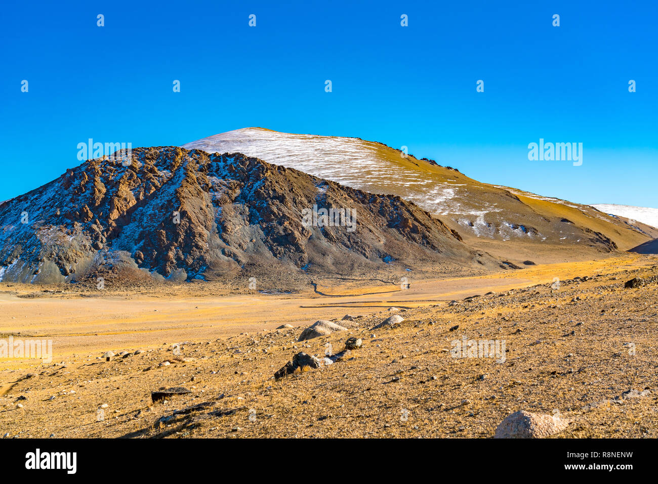 Landschaft der westlichen Mongolei im Herbst mit den hohen Bergen und blauem Himmel in der Nähe von Ulgii Stockfoto