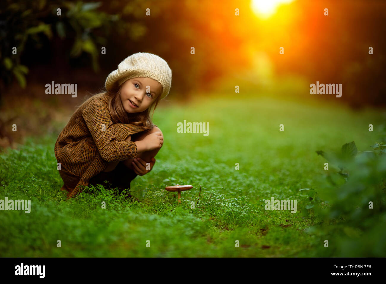 Adorable kleine Mädchen wandern im Wald im Sommer Tag Stockfoto