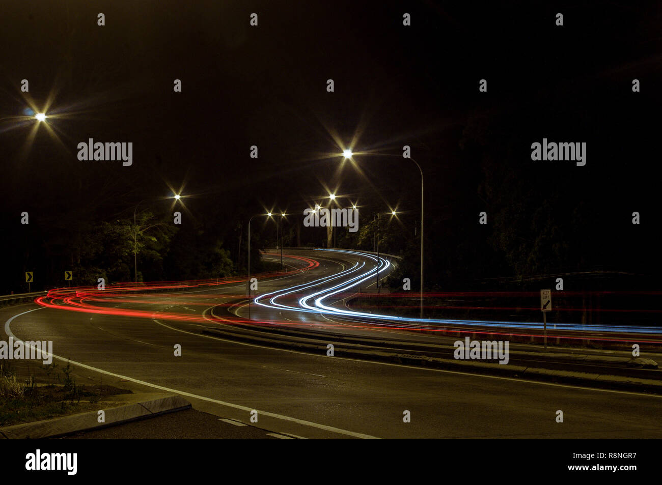 Lichtspuren von Autos Stockfoto