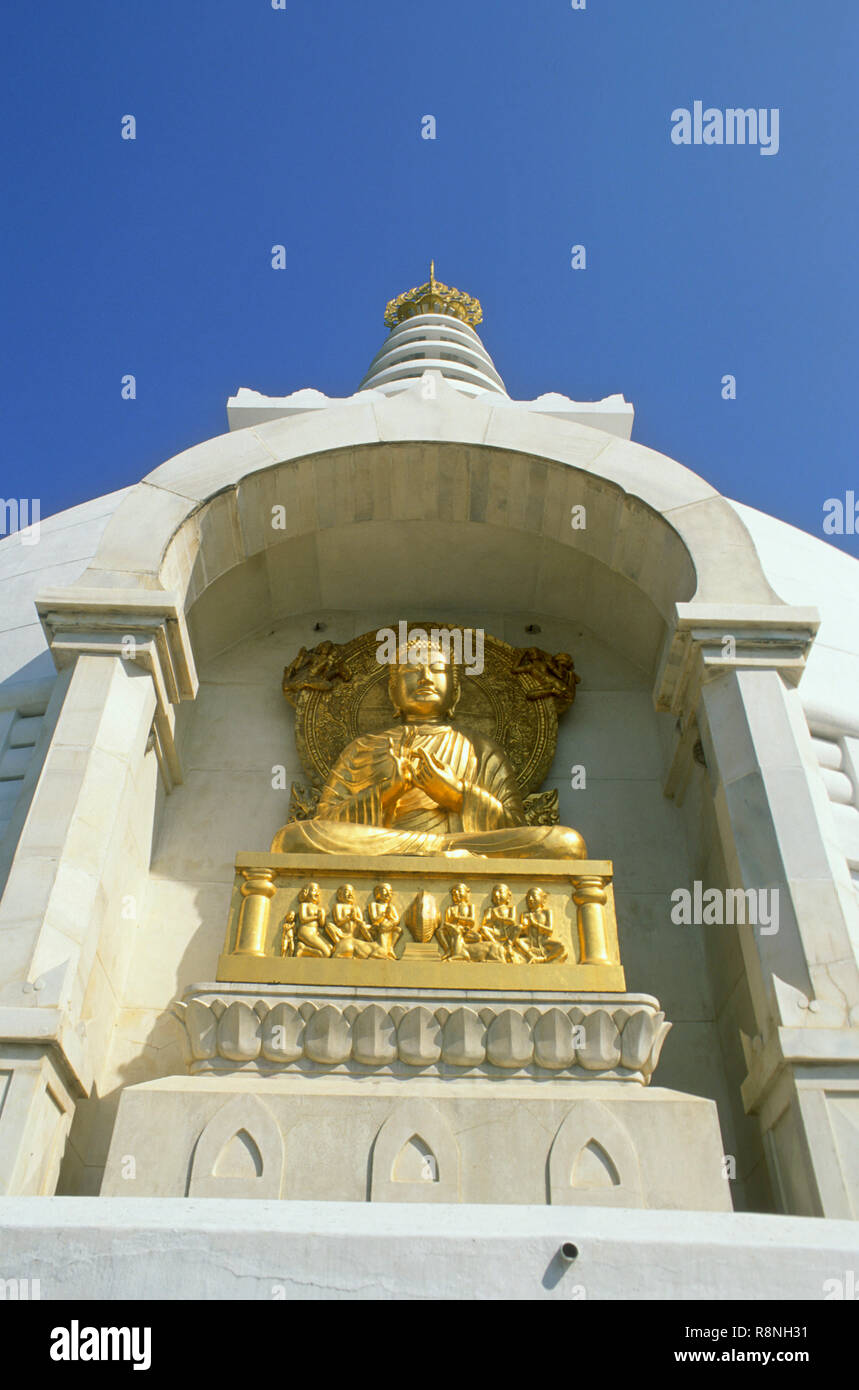 Vergoldete Statue des Buddha, Vishnu Shanti Stupa, rajgir, Bihar, Indien Stockfoto