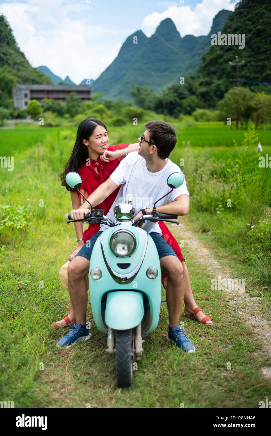 Paar, das Spaß am Motorrad um reisfelder von Yangshuo, China Stockfoto
