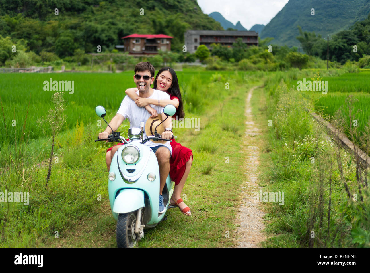 Paar reiten Motorrad um reisfelder von Yangshuo in China Stockfoto
