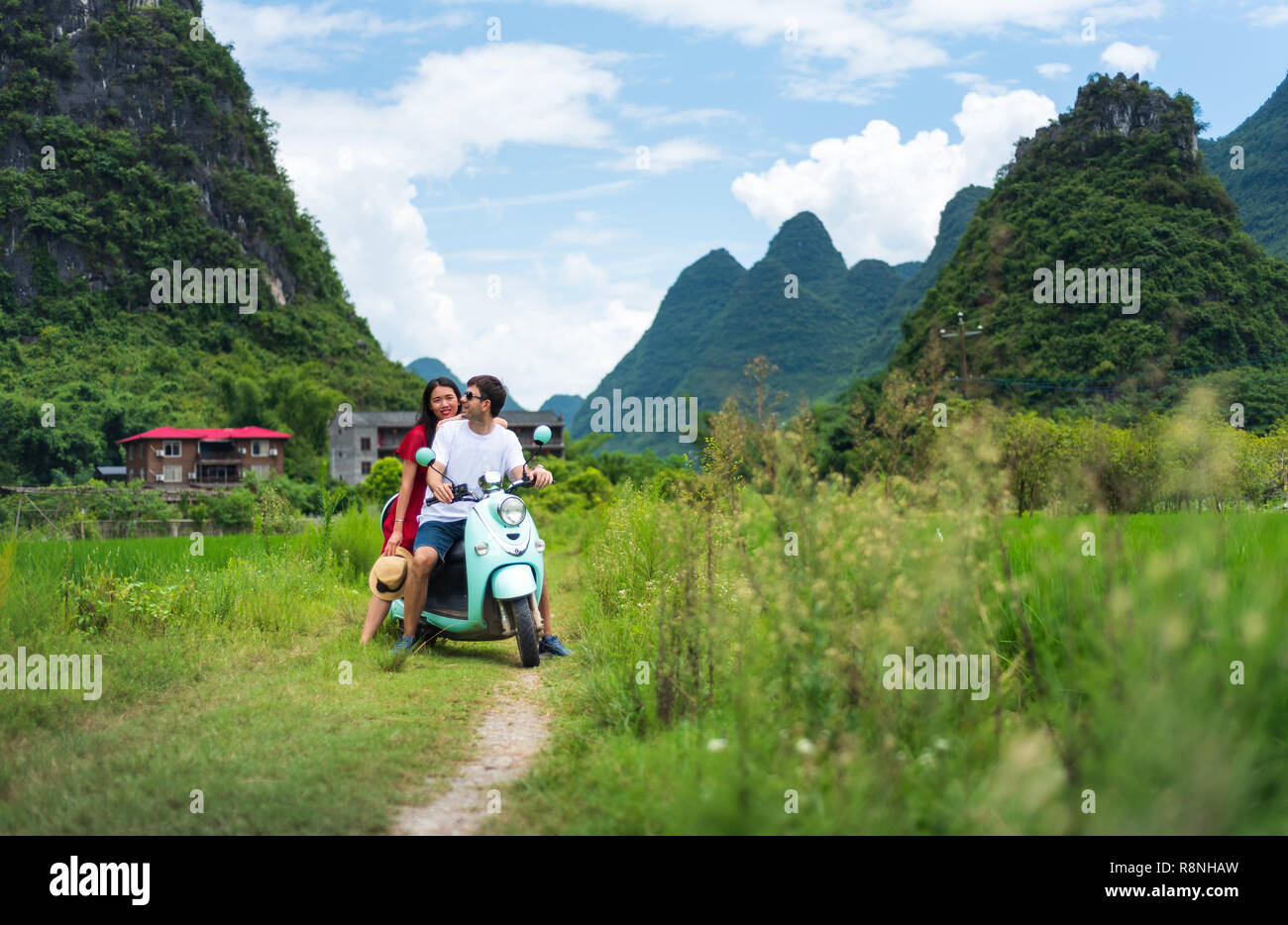Paar reiten Motorrad um reisfelder von Yangshuo in China Stockfoto