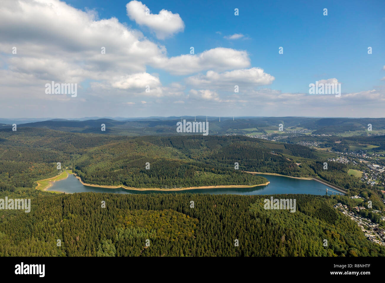 Luftaufnahme, Breitenbach Dam, Staumauer, Behälter, Windenergie, der Berge, der Wolken, der Wälder, der Lokalität, Horizon, Allenbach, Rothaargebirge, Siegerland, H Stockfoto