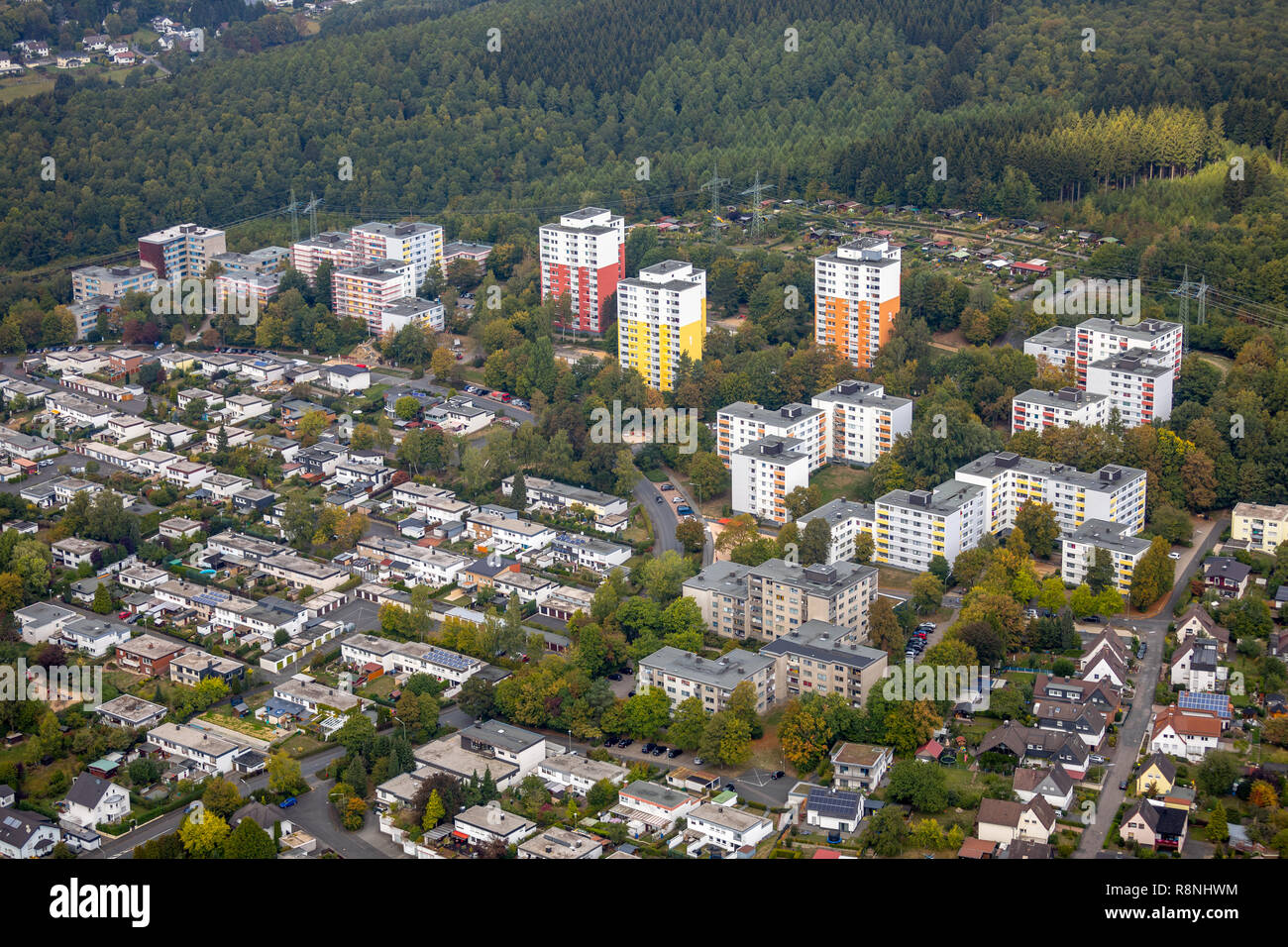Luftaufnahme, Überblick Fritz-Erler-Siedlung, Danziger Straße, Kreuztal, Kreis Siegen-Wittgenstein, Nordrhein-Westfalen, Deutschland, Europa, DEU, Birds Eye Stockfoto