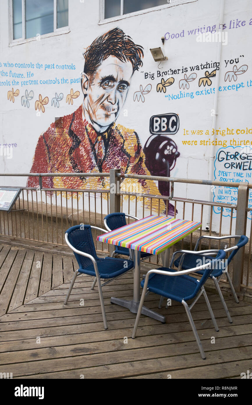Artwork von Streetart-Künstler "Pure Evil" von George Orwell inspiriert. Southwold Pier, Southwold, Suffolk, England. Stockfoto
