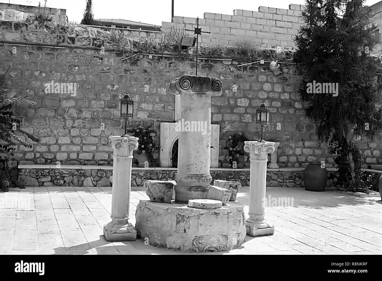 Spalten auf dem Hof des Cana griechische orthodoxe Kirche Hochzeit in Kana in Galiläa, Kfar Kana, Israel. Schwarz-weiß-Filter Stockfoto
