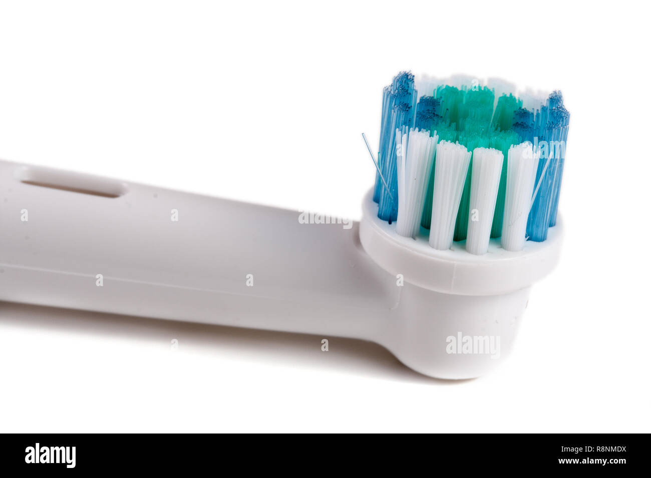 Elektrische Zahnbürste auf weißem Hintergrund Makro isoliert Stockfoto