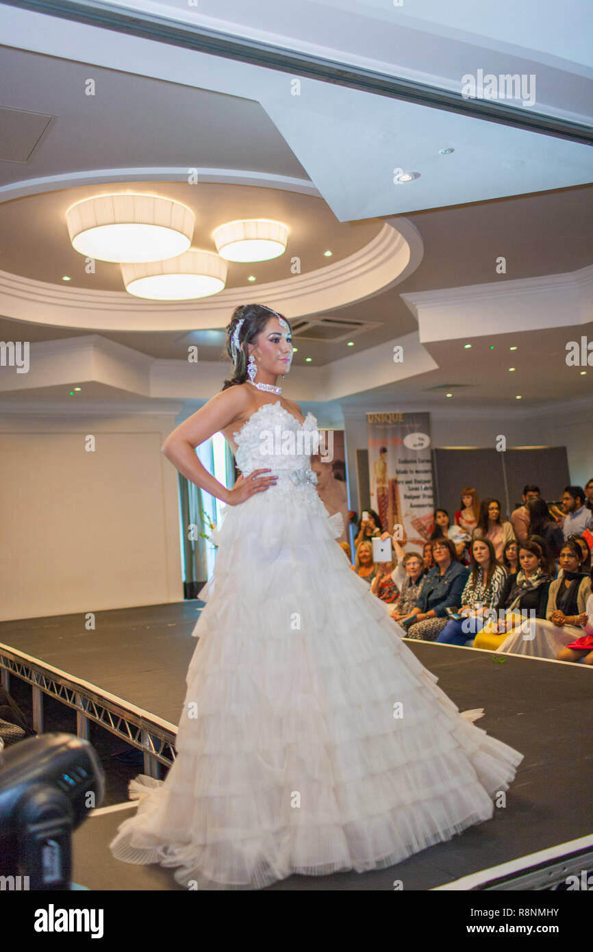 Fashion Show mit indischen Modelle bei der Hochzeit Ausstellung in Bedford, August 2014 Stockfoto