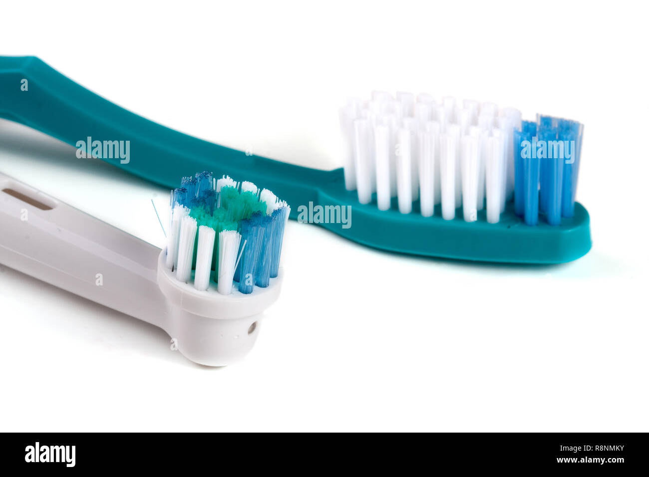 Elektrische und manuelle Zahnbürsten auf weißem Hintergrund Stockfoto