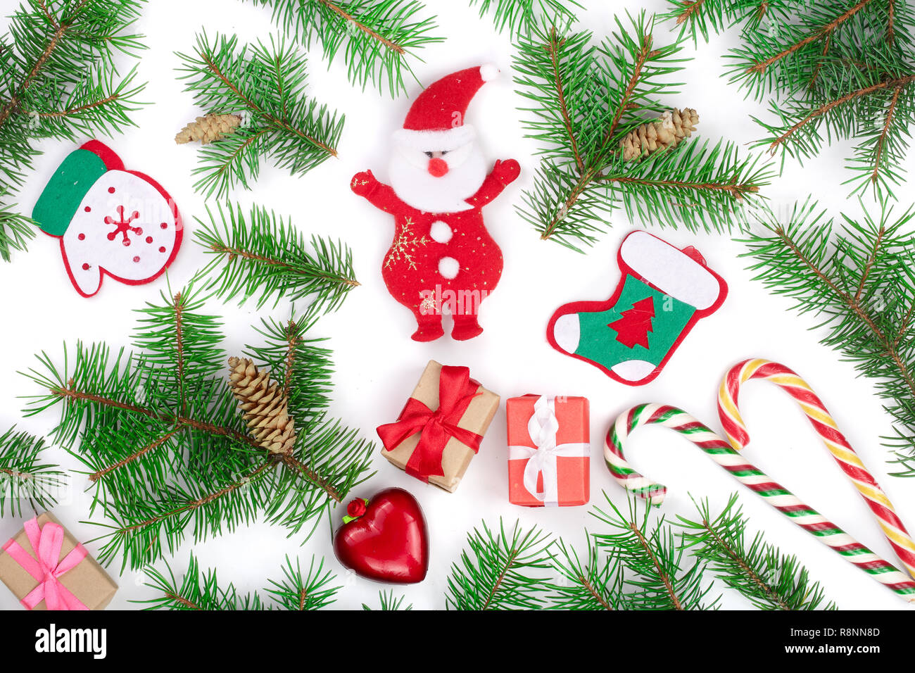 Weihnachten Hintergrund mit Tannenzweigen und Santa Claus isoliert auf weißem Hintergrund. Ansicht von oben. Flach Stockfoto