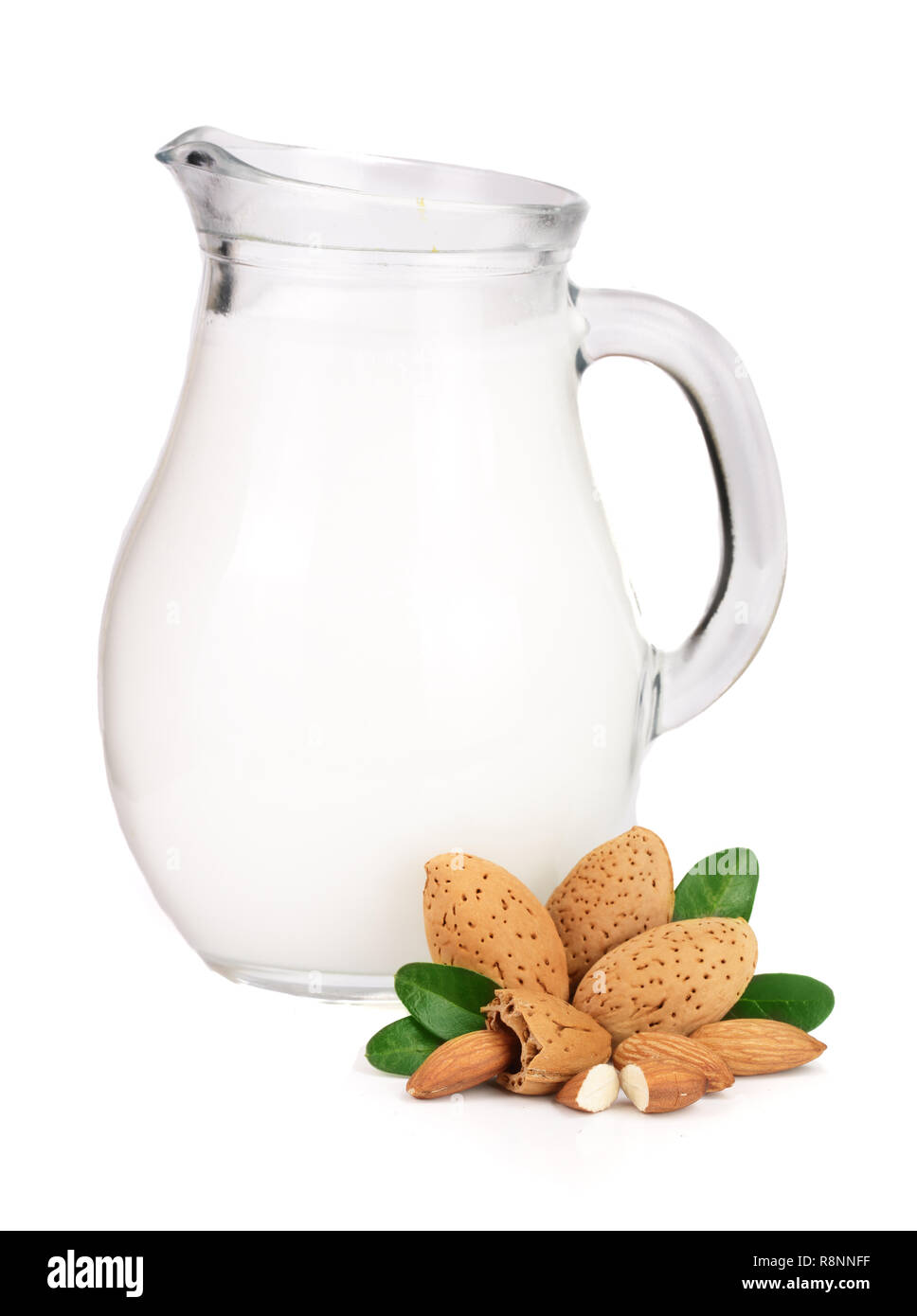 Krug mit Mandelmilch auf weißem Hintergrund Stockfoto