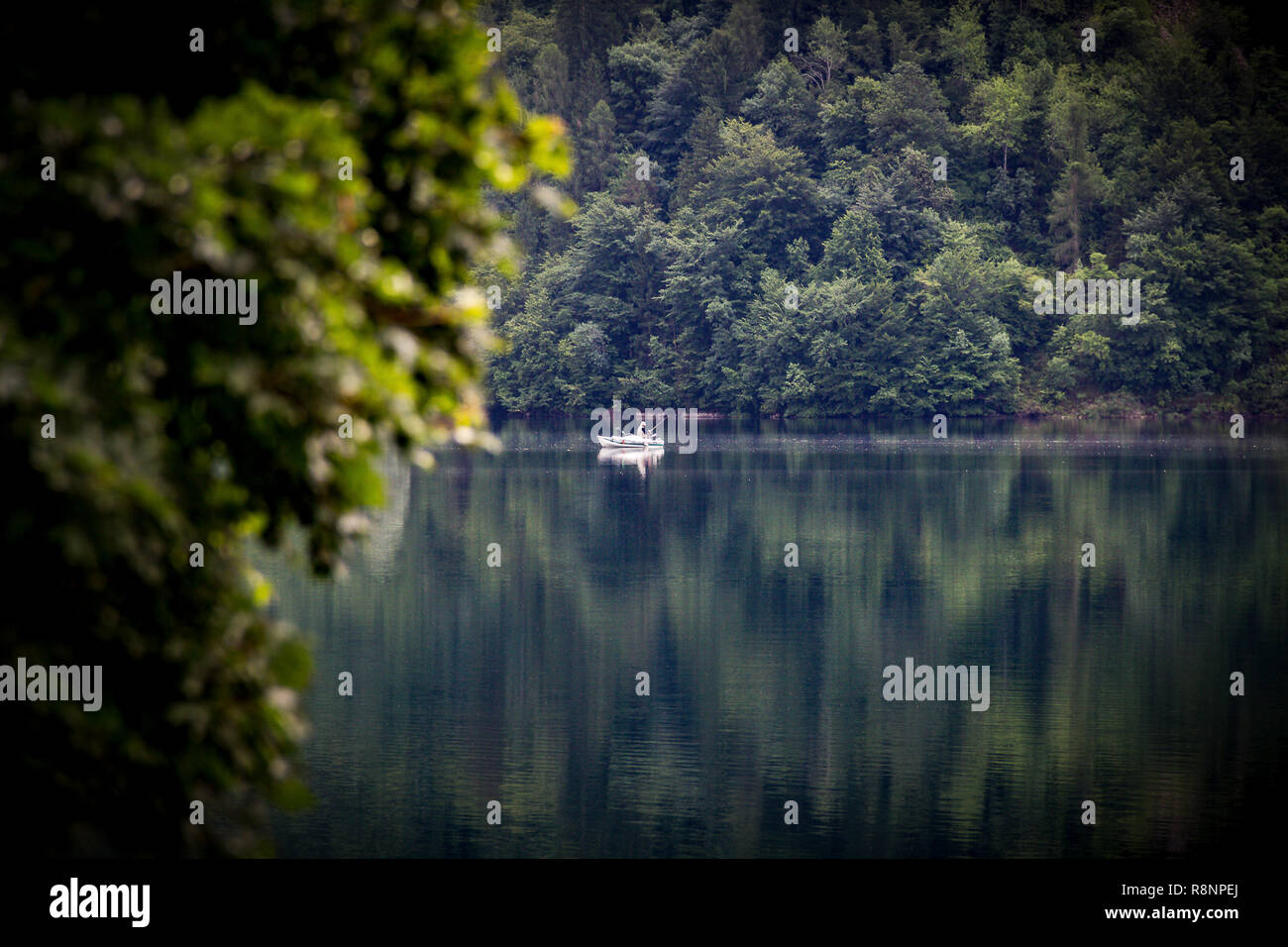 Mann in einem Boot Angeln Stockfoto