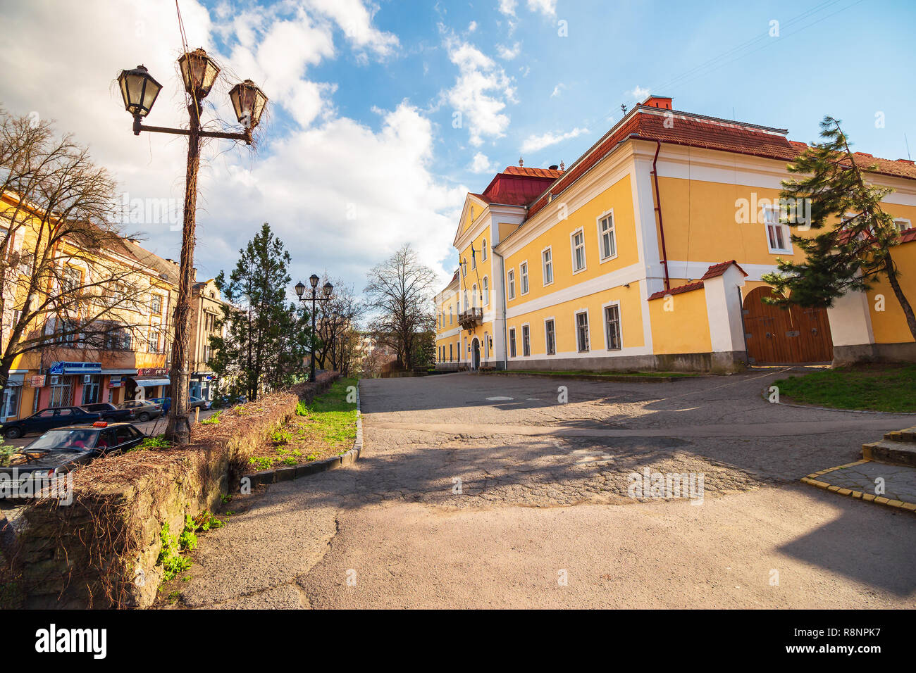 Uschhorod, Ukraine - Apr 15, 2015: Transkarpatien regionale Museum der Künste nach Yosyp Bokshay. schönen abend Stadtbild im Frühling genannt Stockfoto