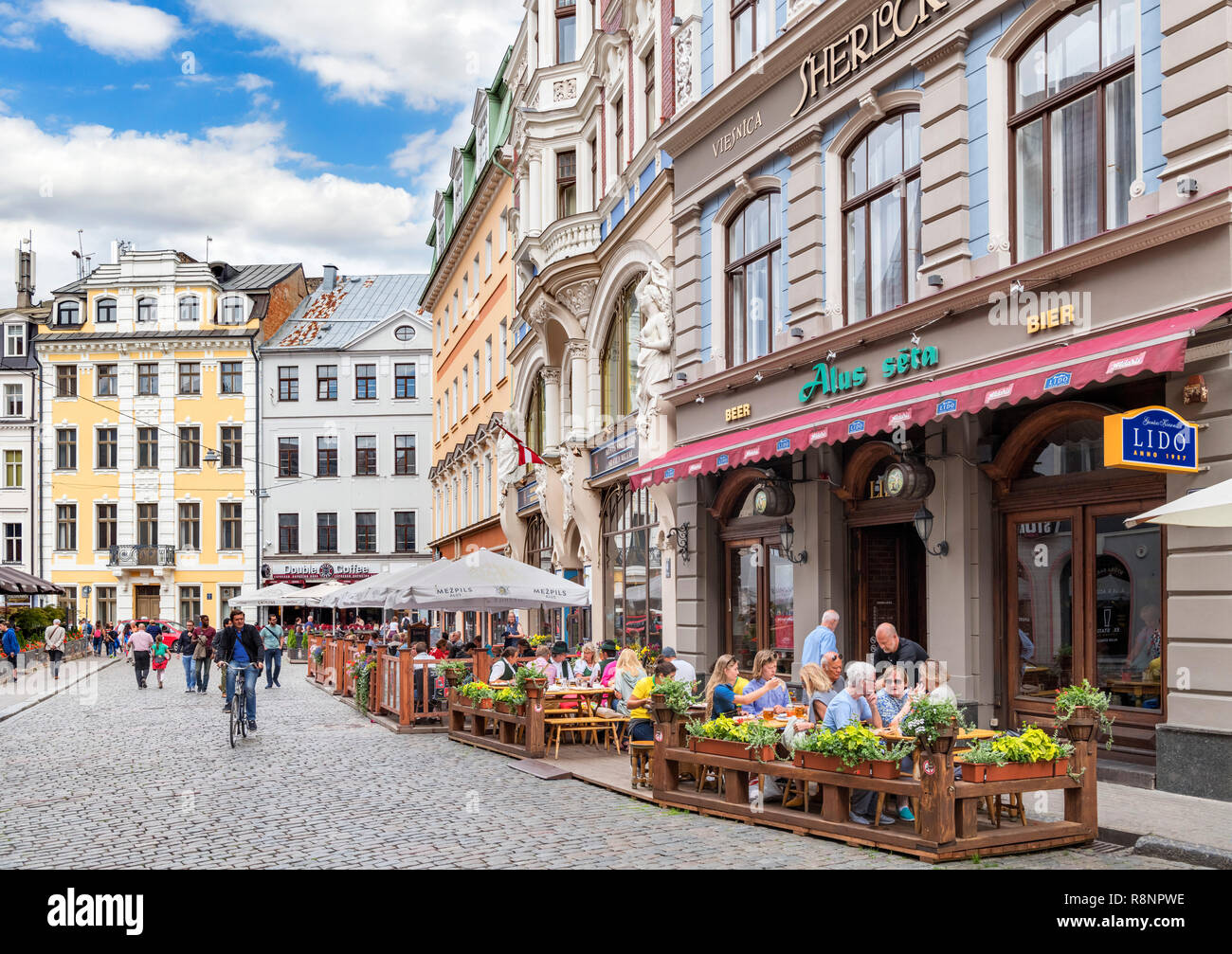Cafés und Bars auf mazā Monētu Iela in der Altstadt, Vecriga (Riga), Riga, Lettland Stockfoto