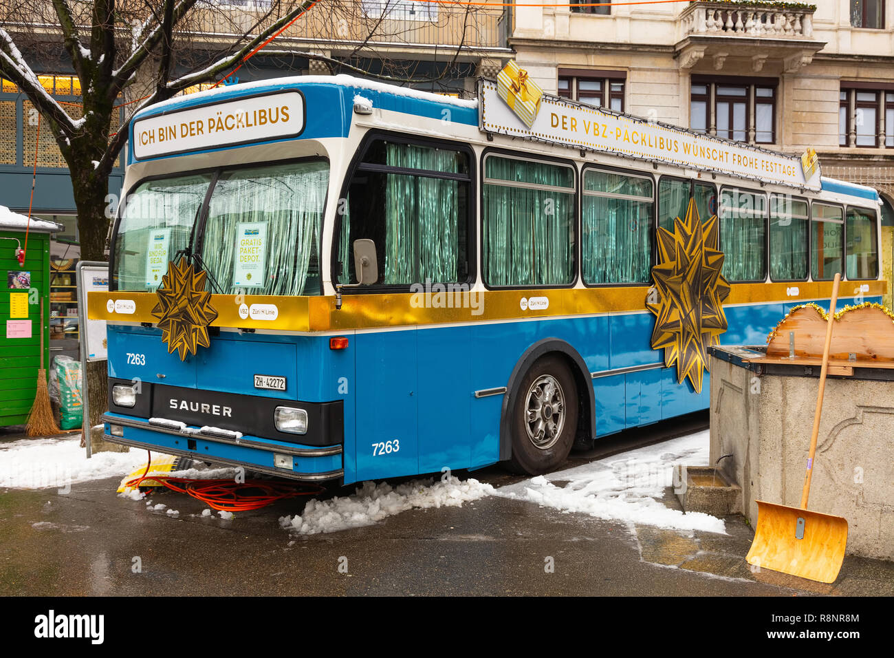 Zürich, Schweiz - 16. Dezember 2018: Die Packli-Bus in der Stadt Zürich.  Die Packli-Bus ist ein Oldtimer Bus von VBZ, die Verkehrsbetriebe  Stockfotografie - Alamy