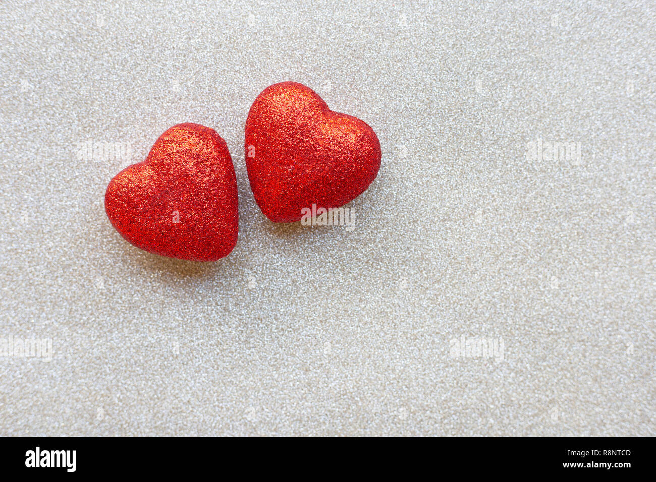 Das rote Herz Formen auf Silber glitter Papier Hintergrund in der Liebe Konzept für Valentines Tag. Platz kopieren Stockfoto