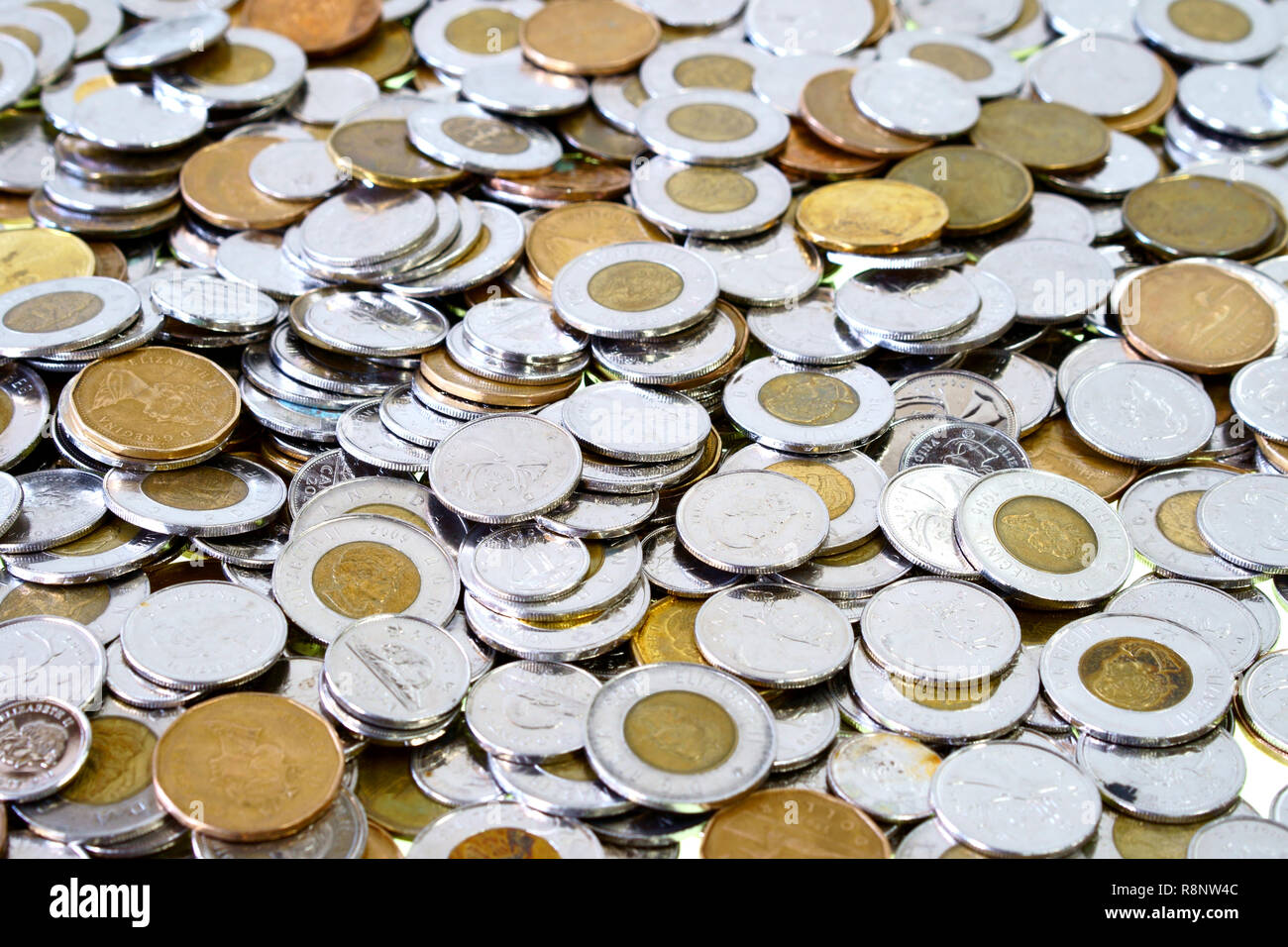 Montreal, Quebec, Kanada/Dec, 16 2018: Ersatzteile ändern der kanadischen metal Geld verteilt und Füllung der Rahmen.. Nickel, Dime, Quartal, ein, zwei Dollar m Stockfoto