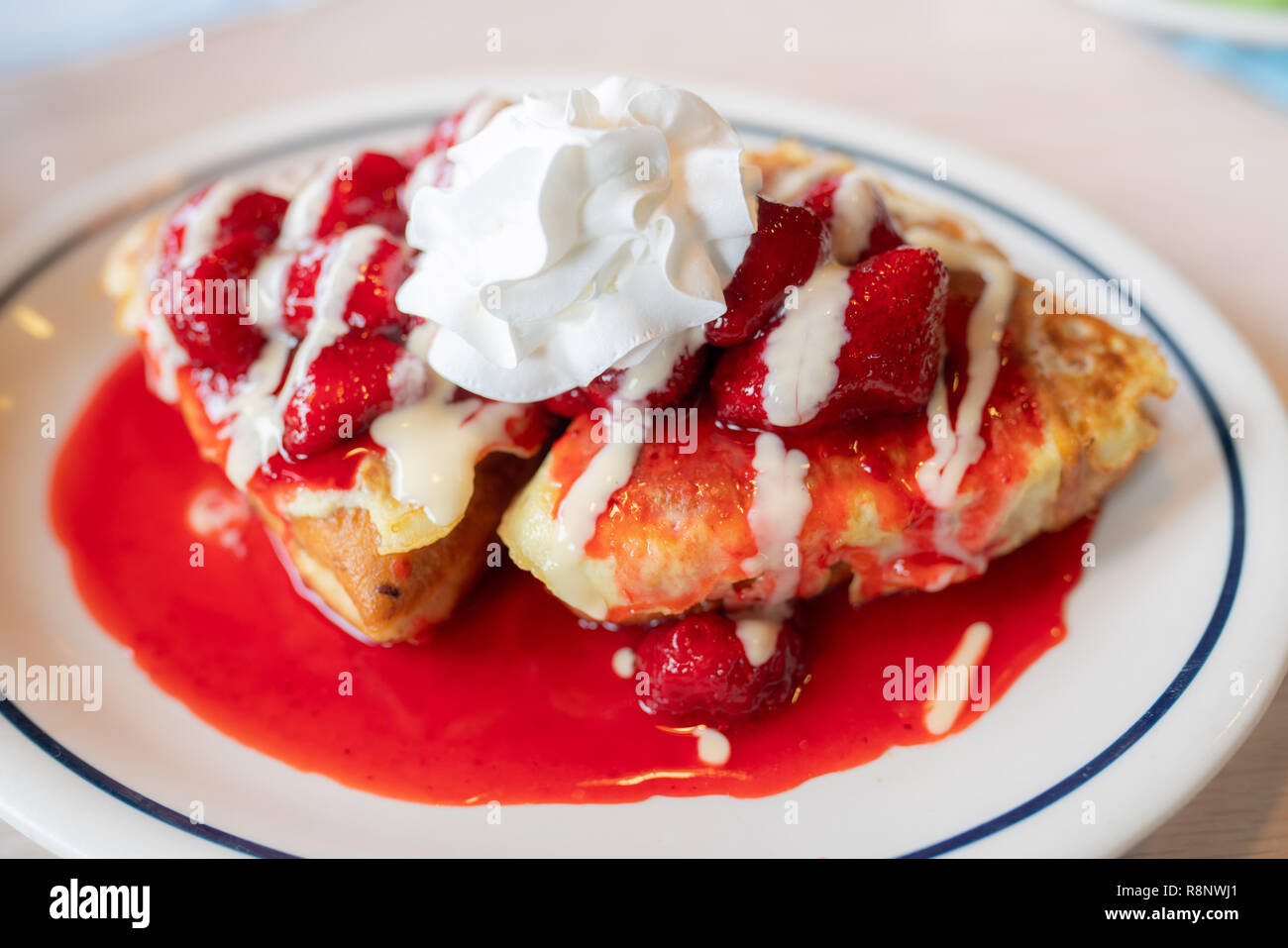 French Toast mit Boston Erdbeeren mit Vanilleeis und Sahne bedeckt gefüllt. Stockfoto