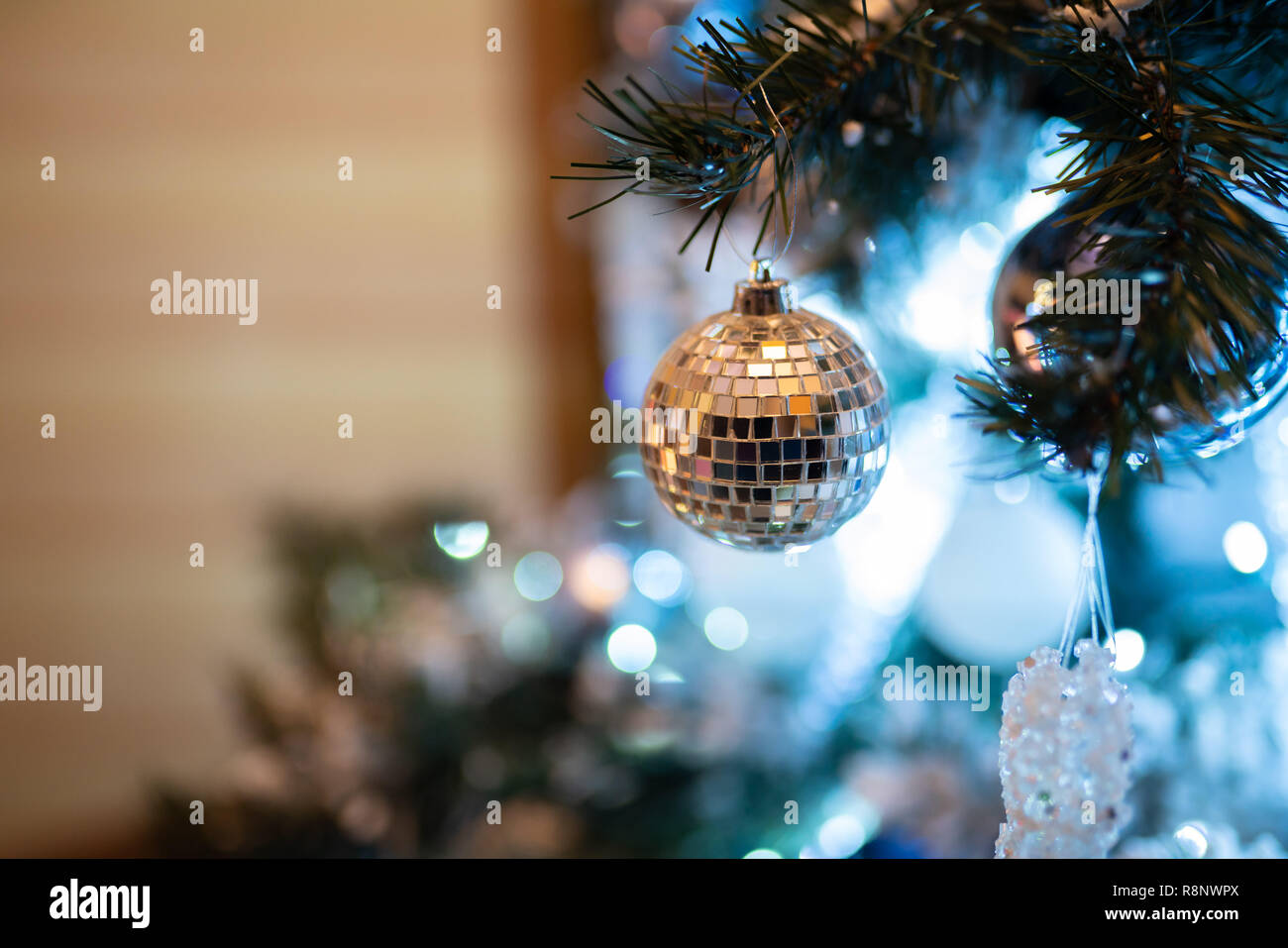 Silver Christmas Ball Dekoration an ein Holz gehängt. Stockfoto