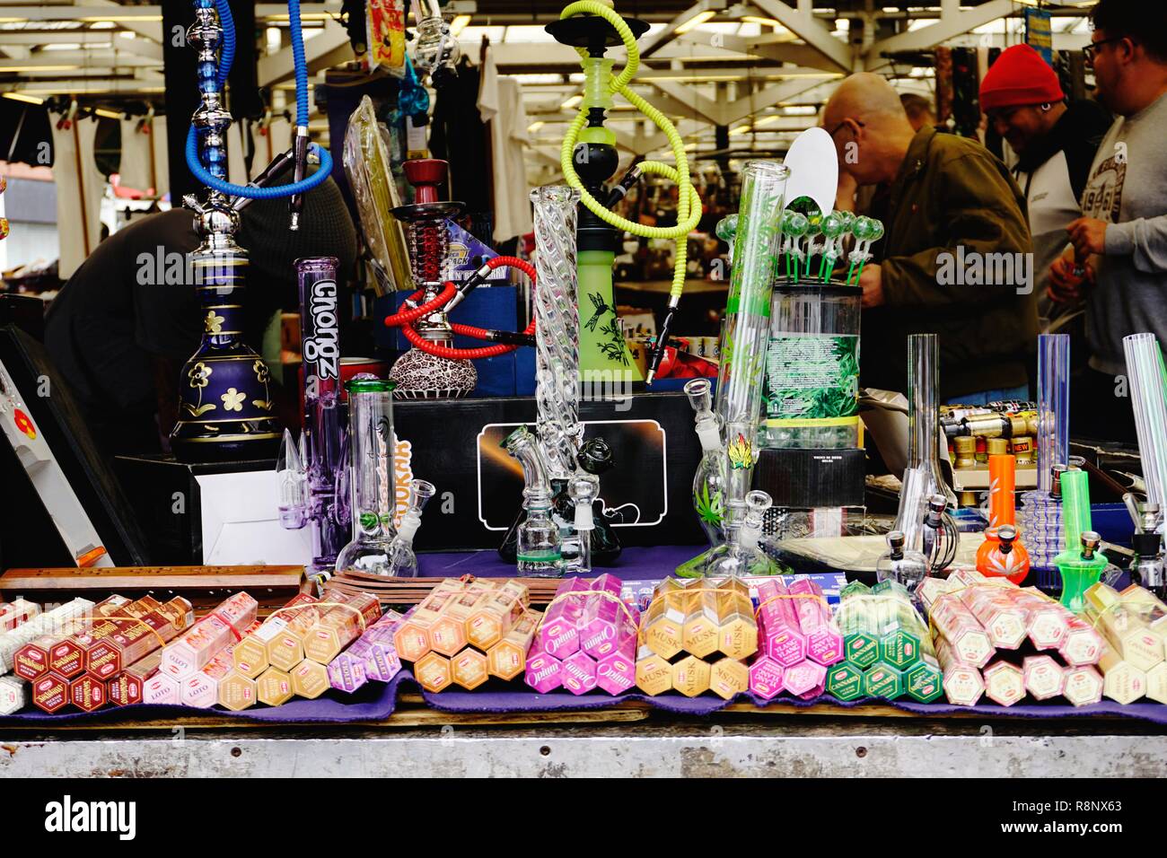 Wasserpfeifen und Räucherstäbchen auf Verkauf in Leicester Markt Stockfoto