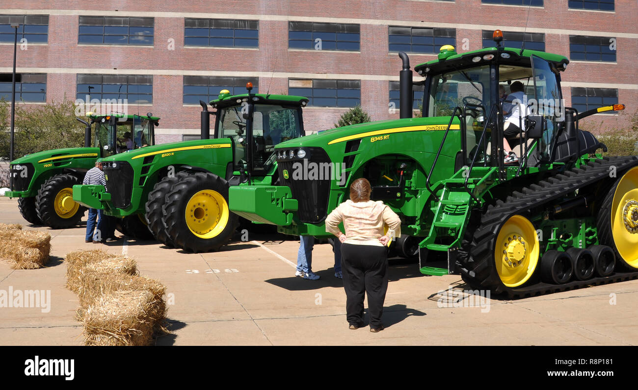 Anzeige in Waterloo, Iowa einiger Traktoren von John Deere. Stockfoto