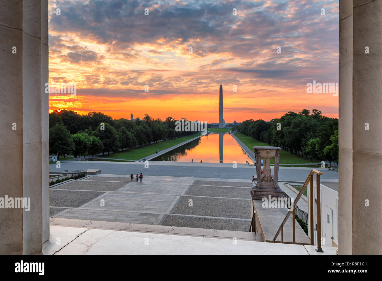 Washington Monument bei Sonnenaufgang von Lincoln Memorial, Washington DC, USA. Stockfoto