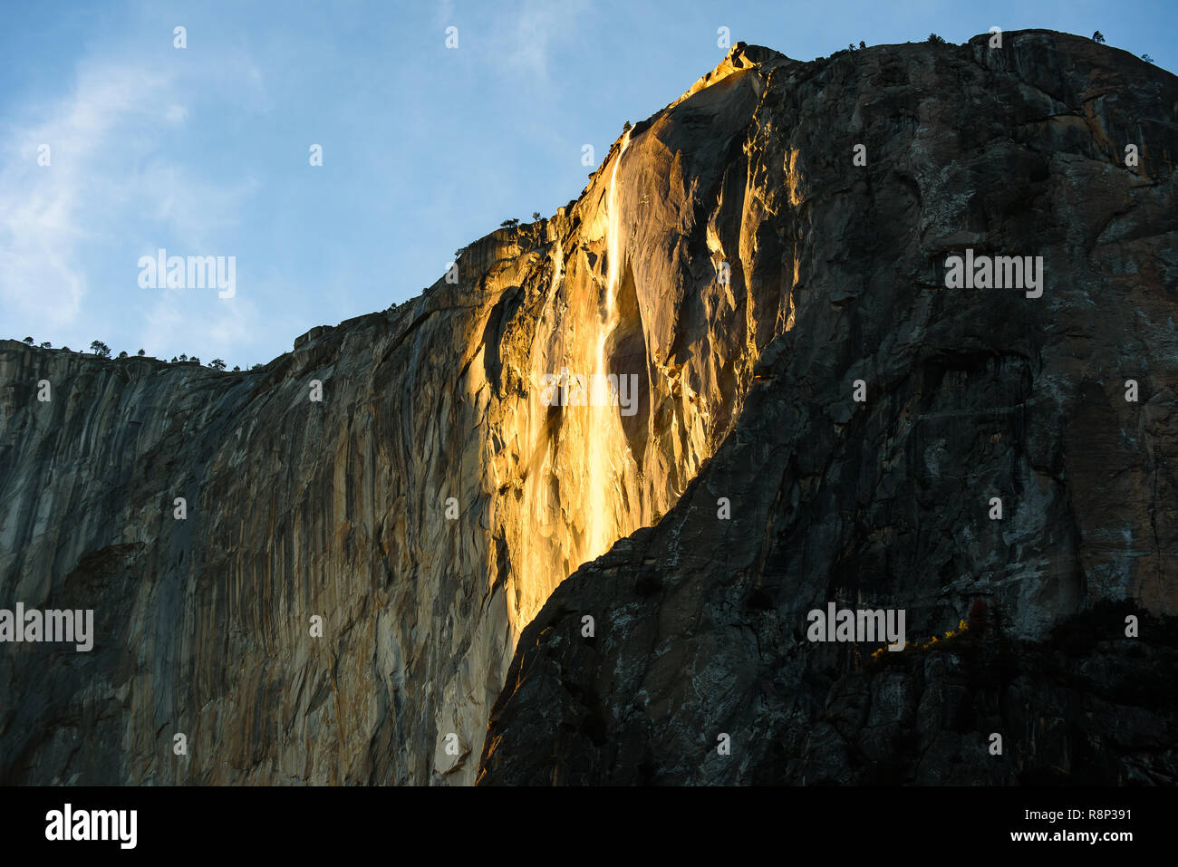 Schachtelhalm Fallen im Yosemite National Park bei Sonnenuntergang im Februar. Eine seltene Gelegenheit, Sonnenschein und Schmelzwasser zu kombinieren und diese Reise nach li machen Stockfoto