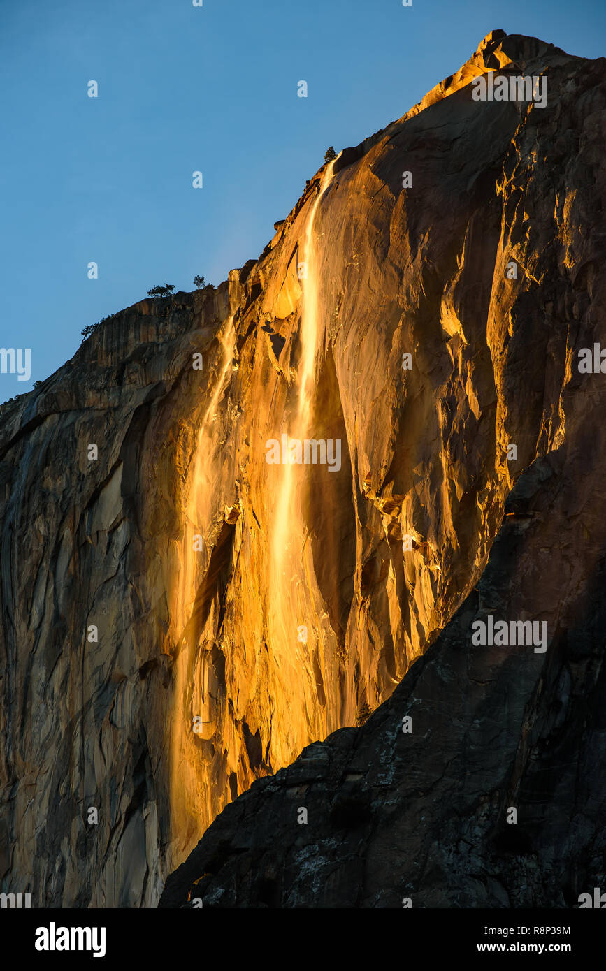 Yosemite National Park bei Sonnenuntergang im Februar. Eine seltene Gelegenheit, Sonnenschein und Schmelzwasser zu kombinieren und diese Reise nach Beleuchtung machen Stockfoto