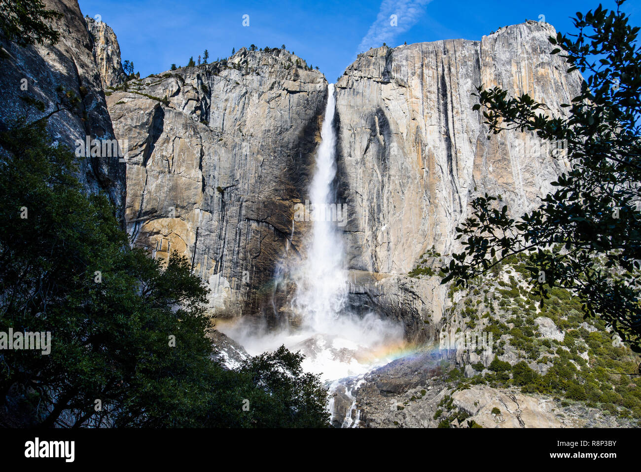 Yosemite Falls im Yosemite National Park, ein Regenbogen im Februar Sonnenschein. Stockfoto