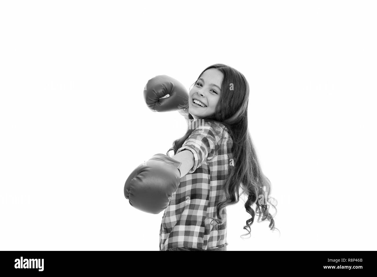Jede Frau sollte wissen, sich selbst zu verteidigen. Mädchen fröhliches Training Boxhandschuhe. Kind lächelndes Gesicht sport Handschuhe Praxis Kampffertigkeiten isoliert weiß. Mädchen macht. Fühlen Sie sich frei, komfortabel und sicher. Stockfoto