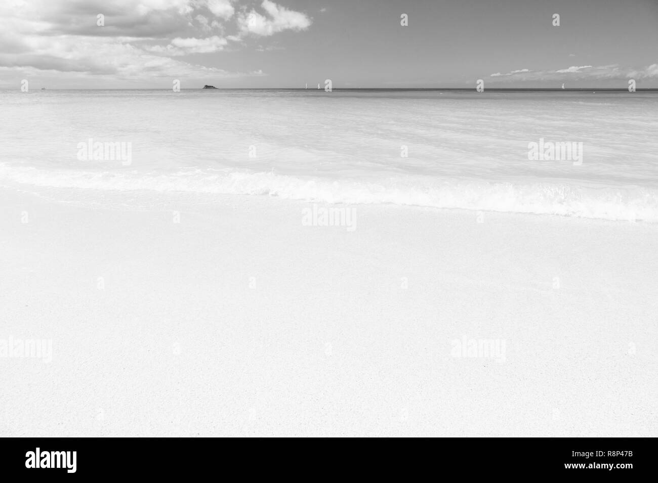 Unbewohnte Insel. Sand perlmuttweiß Anspruch so fein wie Puder. Wolken im blauen Himmel über ruhigen Meer Strand tropischen Insel. Tropisches Paradies Strand mit Sand. Reisen Experten zeigen Antigua besten Strände. Stockfoto