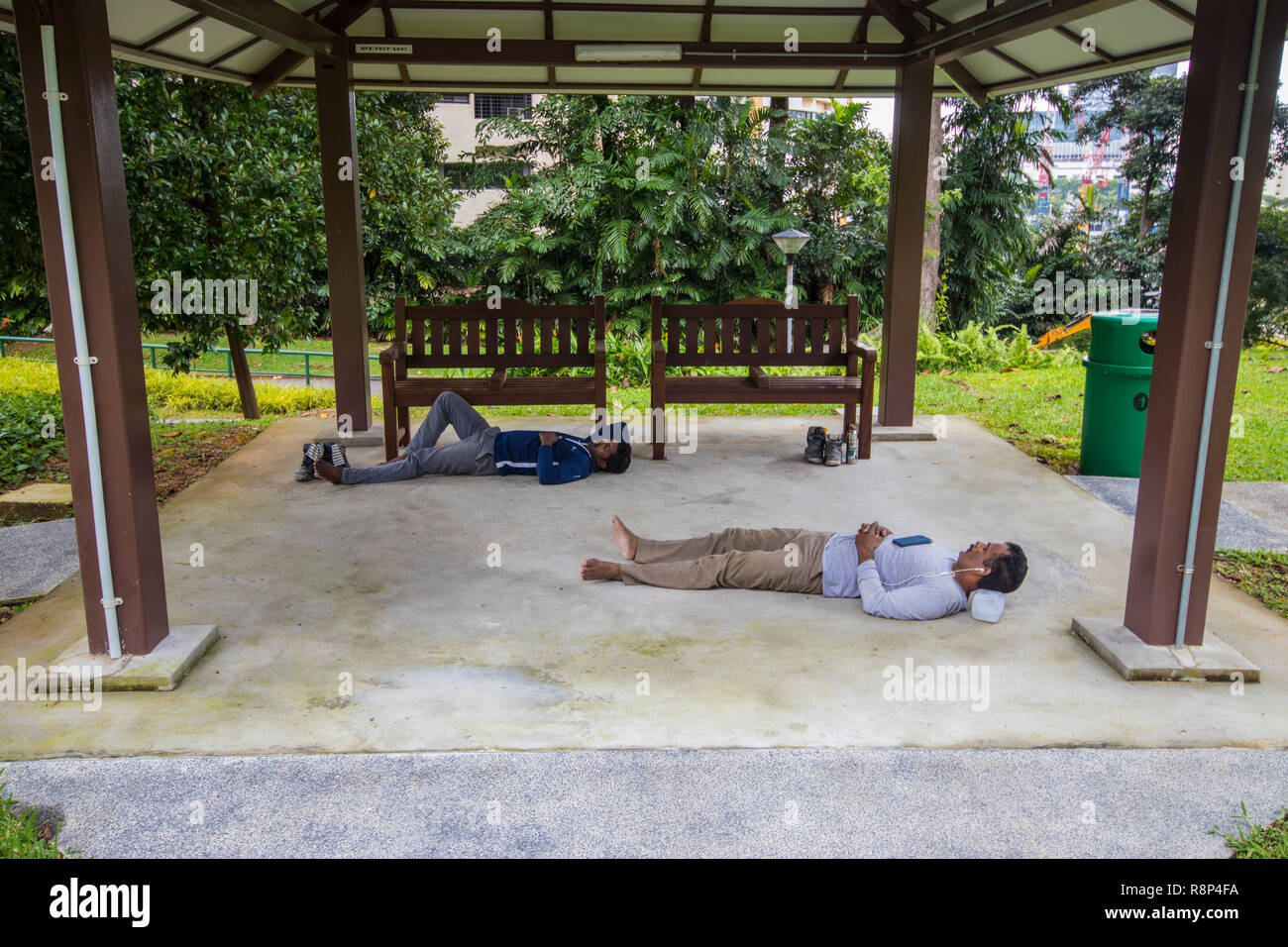 Zwei Arbeiter an der Perle Hill City Park, Outram Park, Singapur schlafen Stockfoto